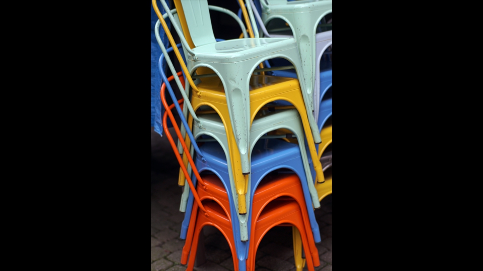 13-Hans Denis-Kleurrijke stoelen