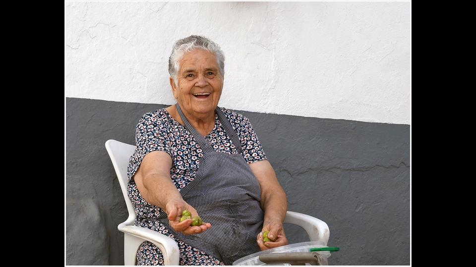 06-Luc Beckers-Vrolijke olijfvrouw